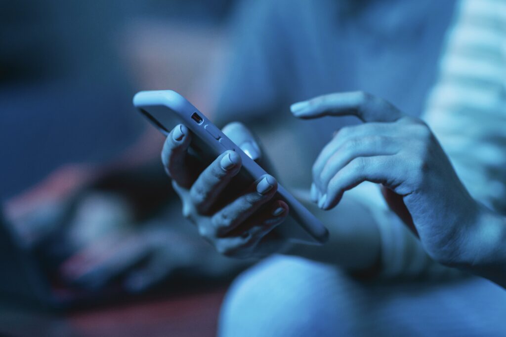 woman using her smartphone while home 10 claves sobre IA y su impacto en el marketing